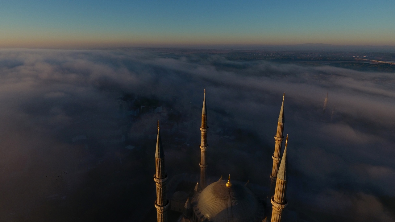 Öte yandan, sisle örtülen anıtsal yapılar, görüntüleriyle dikkat çekti. 