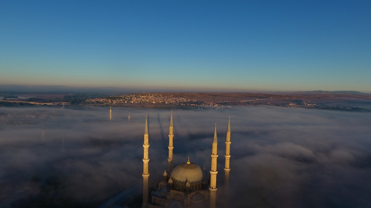 Sis altında kalan, Mimar Sinan`ın eseri Selimiye Camisi, seyrine doyumsuz manzara oluşturdu. 