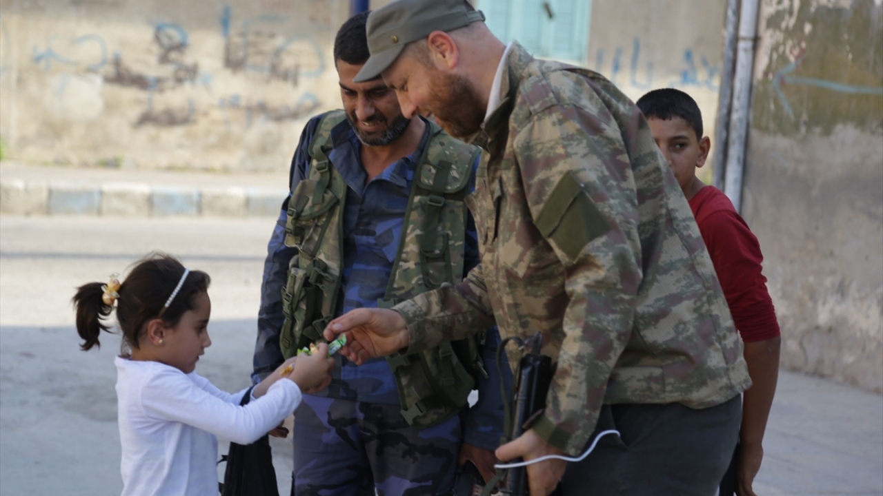 Yaklaşık 5,5 yıl teröristlerin hüküm sürdüğü ilçenin merkezine giren SMO askerleri ve komutanları, büyük mutluluk yaşadı.