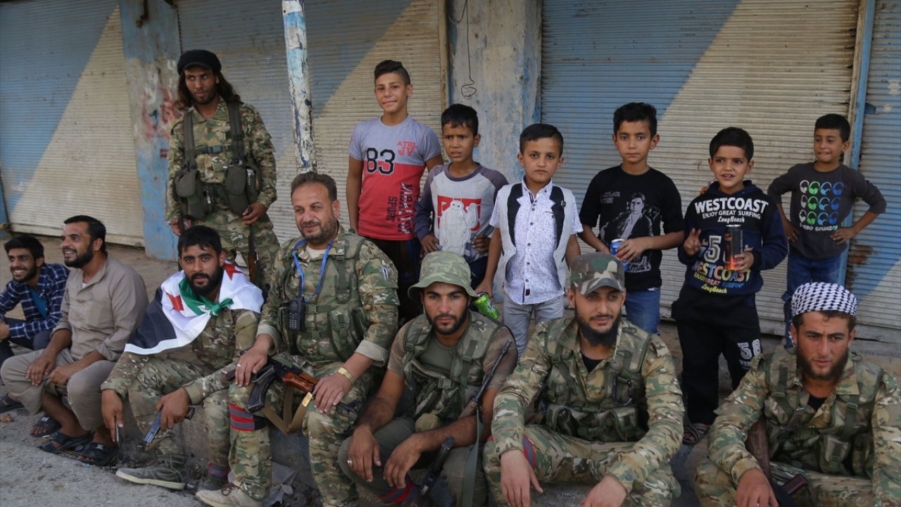 Teröristler, ilçedeki Arap ve batı kısmında yaşayan Türkmenleri, "bölgeyi terk etmeleri, aksi takdirde koalisyon uçaklarının hava saldırısı düzenleyeceği" tehdidiyle tehcir etmişti.