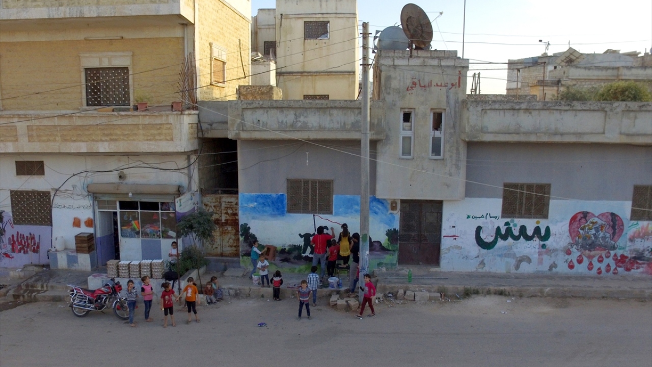 Esmer, TSK ve SMO askeri, Özgür Suriye ile Türk bayrakları ve bayrakların alt kısmında akan pınar resmetti.