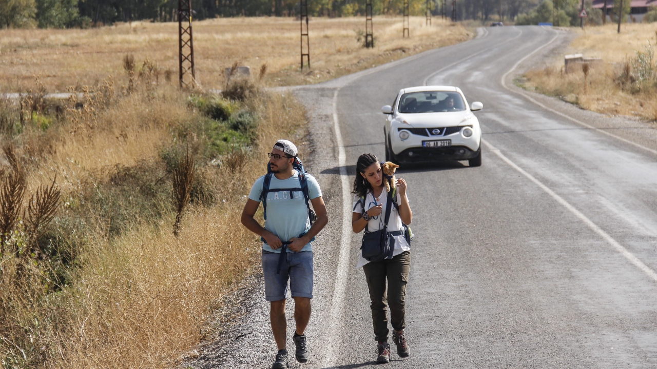 Hastaneden arta kalan zamanlarını şehir şehir gezerek geçiren doğa tutkunları Mutlu ve Mace, yaklaşık dört ay önce Artvin`de bir sokakta annesi tarafından terk edilmiş halde kedi yavrusu buldu.