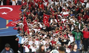 Fransa maçında Türk taraftarlardan Barış Pınarı Harekatı'na destek