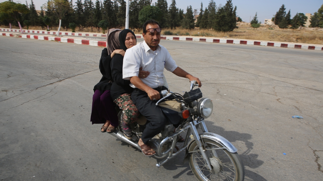 Barış Pınarı Harekatı kapsamında Fırat`ın doğusunda terörden arındırılan Tel Abyad ilçe merkezinden ayrılan siviller evlerine dönmeye başladı.