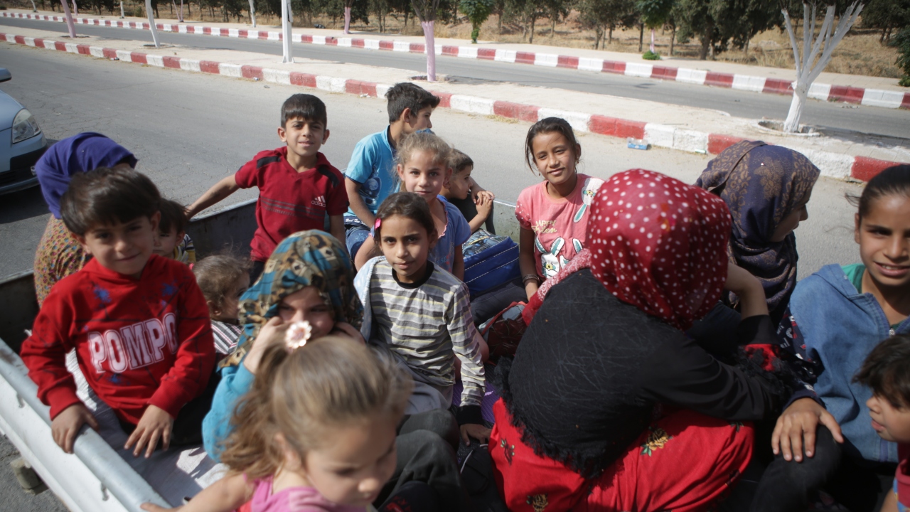 Bu sırada, geçici olarak güvenli bölgelere giden siviller de evlerine geri dönüyor.