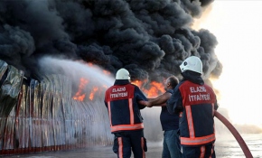 Elazığ'da plastik fabrikasında yangın