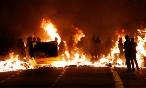 Katalan göstericiler Barcelona sokaklarını ateşe verdi