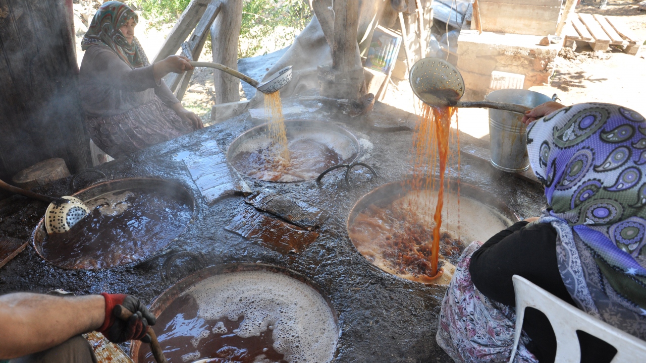 Aslantaş, eskiden daha fazla olan yıllık pekmez üretiminin 2-3 tona kadar düştüğünü anlattı.