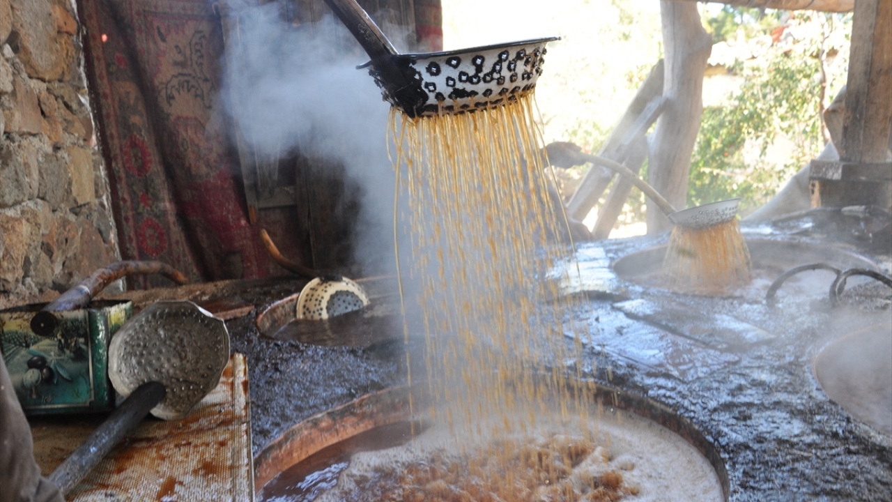 Üzüm suyunu saatlerce kaynatıyorlar