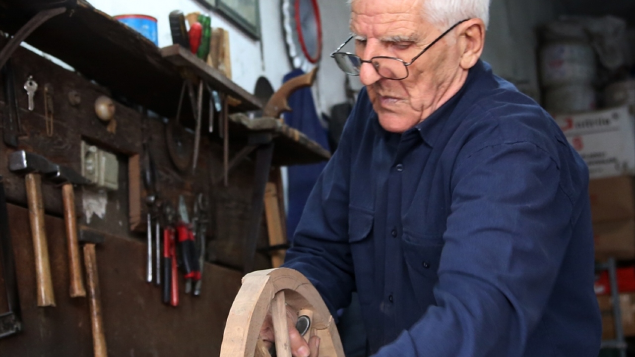 Aradan geçen 60 yılda sayısız at arabasının imalatını ve tamirini yapan Ünaler, at arabası siparişi aldığı zaman, müşteriye söz verdiği tarihte yetiştirmeye çalışıyor.  