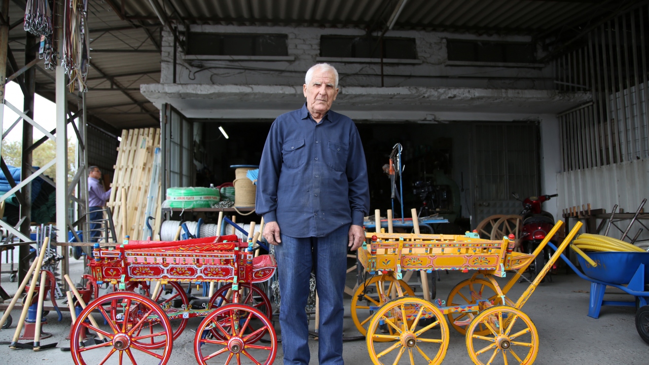 Minyatür at arabasını 15 günde yapıyor