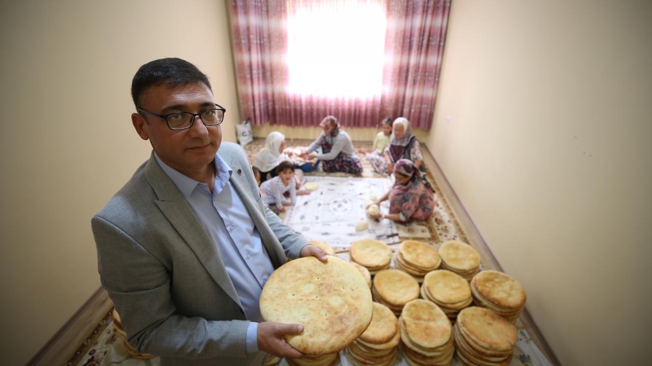 Türkiye`ye 2015 yılında göç eden 43 yaşındaki Habibullah Hemrah ve ailesi, Bursa`nın Mustafakemalpaşa ilçesine bağlı kırsal Ormankadı Mahallesi`ne yerleşti.