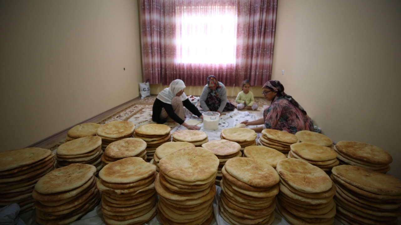 Hemrah, 8-9 yaşlarındayken Afganistan`da savaşın başladığını hatırlatarak, şimdi Suriyeli mazlumların çektiği acıların benzerini yaşadıklarına dikkati çekti.  Büyük acılar çektiklerini kaydeden Hemrah, şöyle konuştu: 