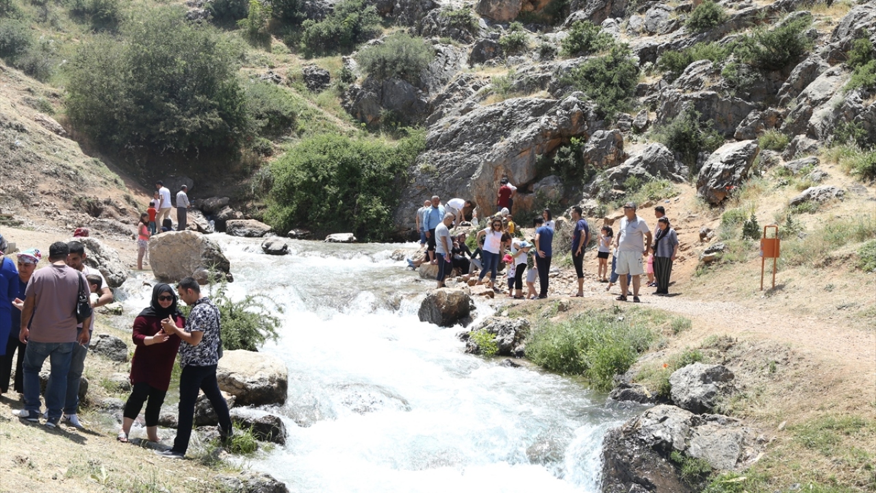  "Tarihi, çok güzel motifleri olan bir anıt var"