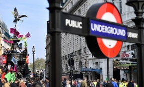 Londra'da işe gitmek isteyen yolcular çevrecileri dövdü