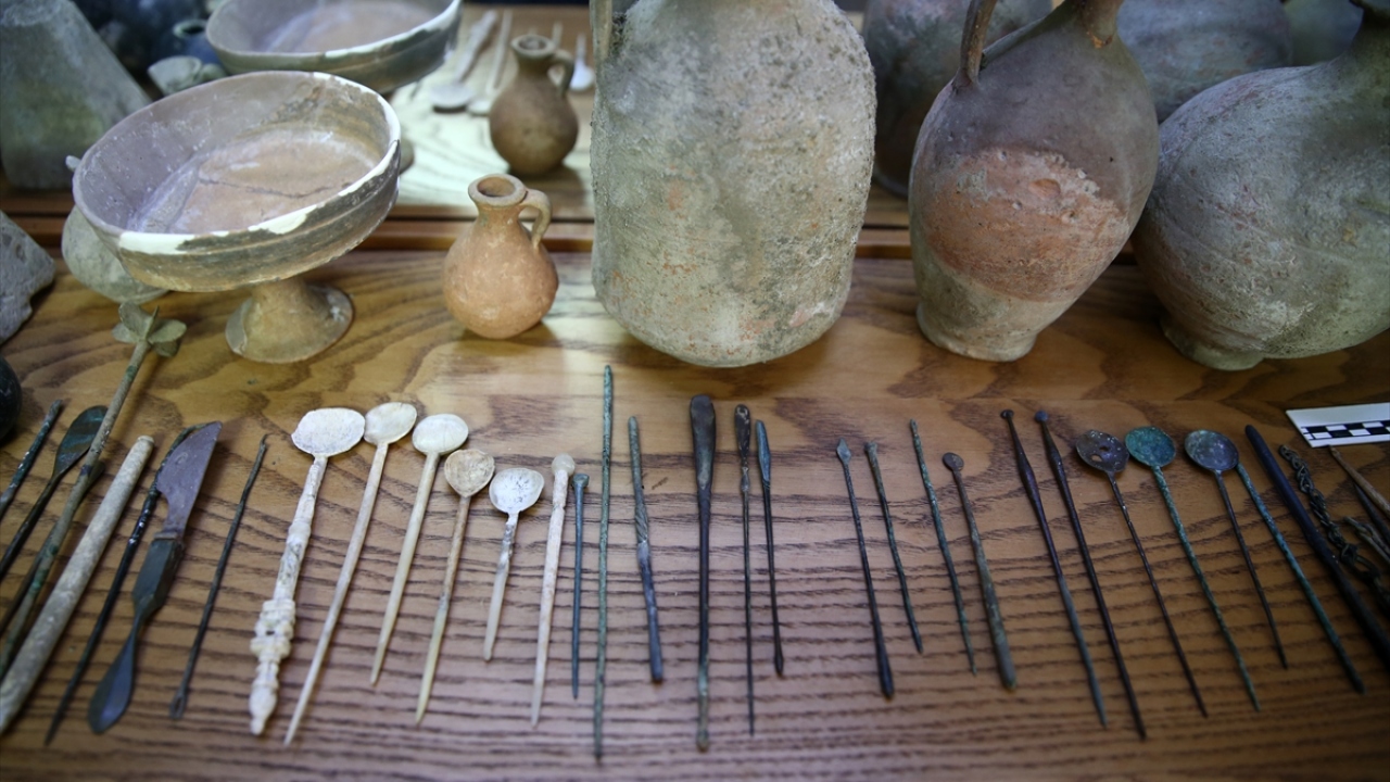 Emekli diş hekimi, görev yaptığı sürede eski tıbbi malzemeler başta olmak üzere kitap ve makaleleri biriktirdi.