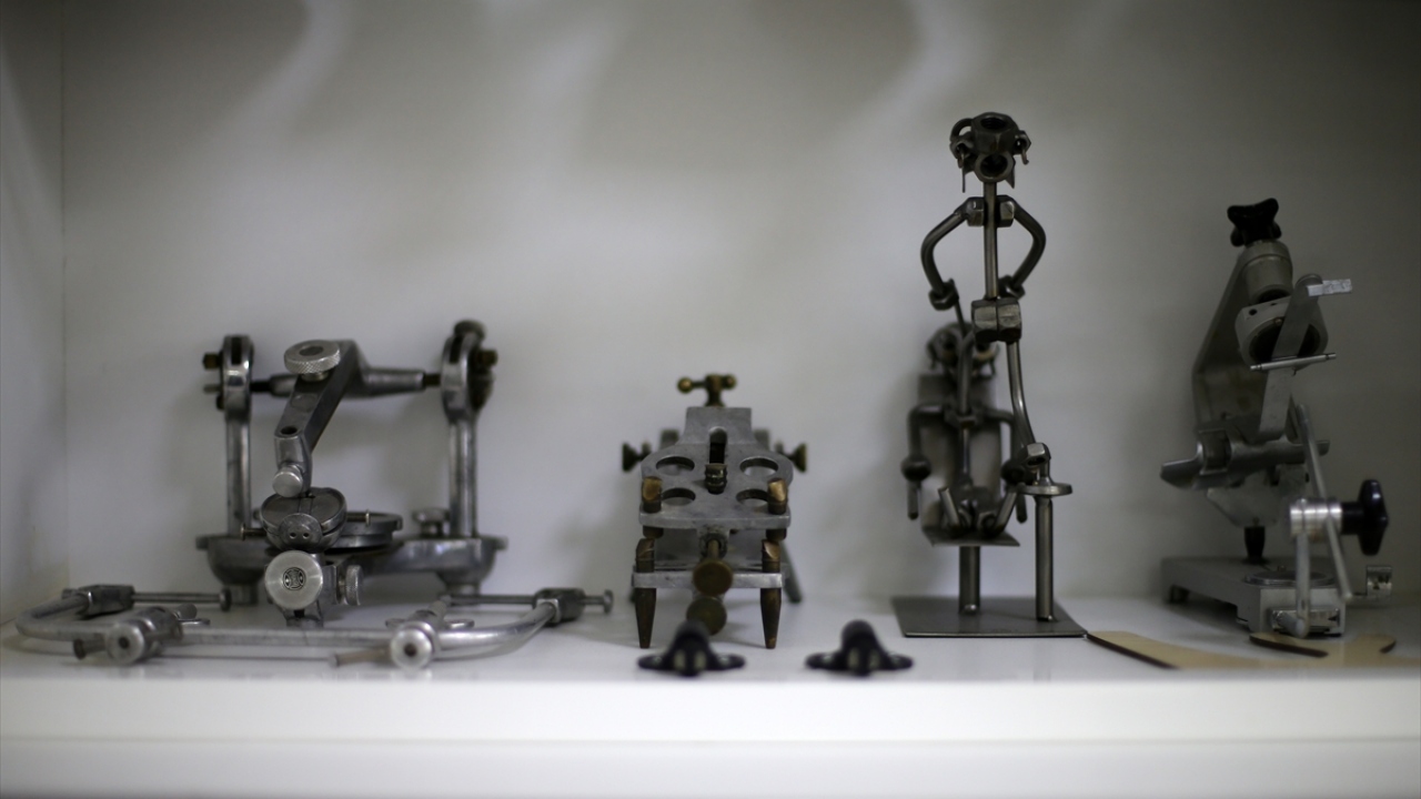 1840`lı yıllarda kullanılan dişçi koltuğundan, eski tıp ve diş hekimlerinin kullandığı aletlere kadar binlerce eser emekli diş hekimi Prof. İlter Uzel`in koleksiyonunda.