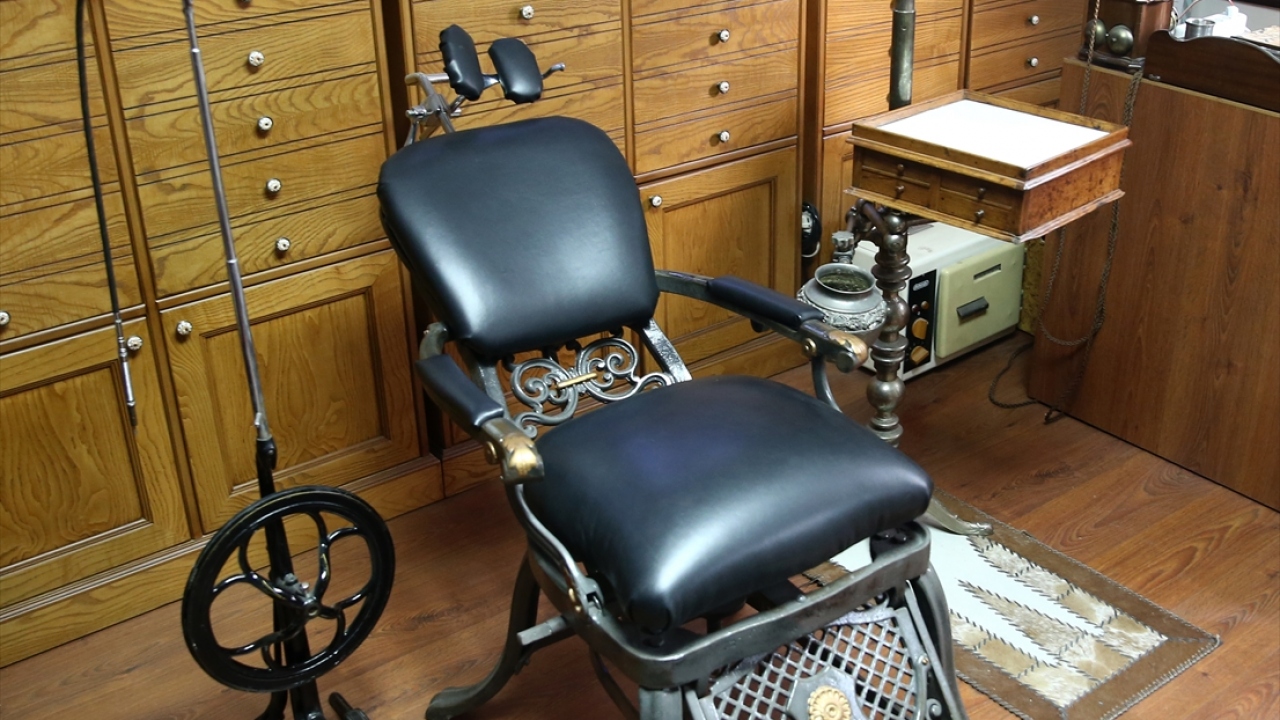 Koleksiyonunda 10 bin civarında tıp kitabı, 5 bine yakın makale ve binlerce tıbbi malzeme bulunuyor.