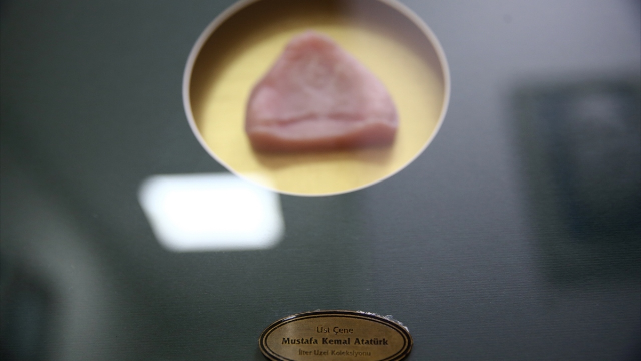 İlter Uzel`in elinde Atatürk hayattayken alınmış üst çene diş kalıbının kopyası da var.