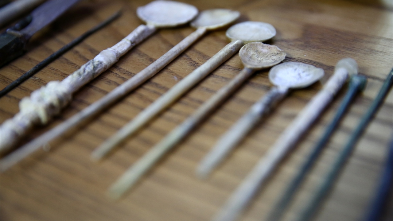 Uzel, bugüne kadar 45 kitap yazdı ve antik tıp aletleriyle ilgili çalışmasıyla Sedat Simavi Tıp Ödülü aldı.