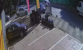 3 kişinin yaralandığı kaza anı güvenlik kameralarına yansıdı