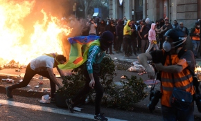 İspanya'da protestocular Barcelona sokaklarını savaş alanına çevirdi