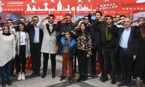 Çin'deki Türk öğrenciler Mehmetçiğe selam gönderdi