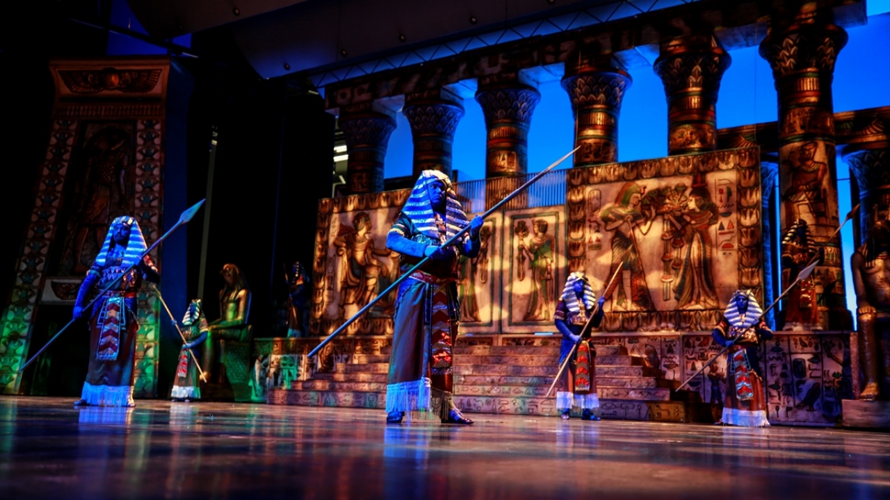 Aida operası, Mısır`ın cesur komutanı Radames ile tutsak Habeş Prensesi Aida`nın imkansız aşkını konu alıyor.