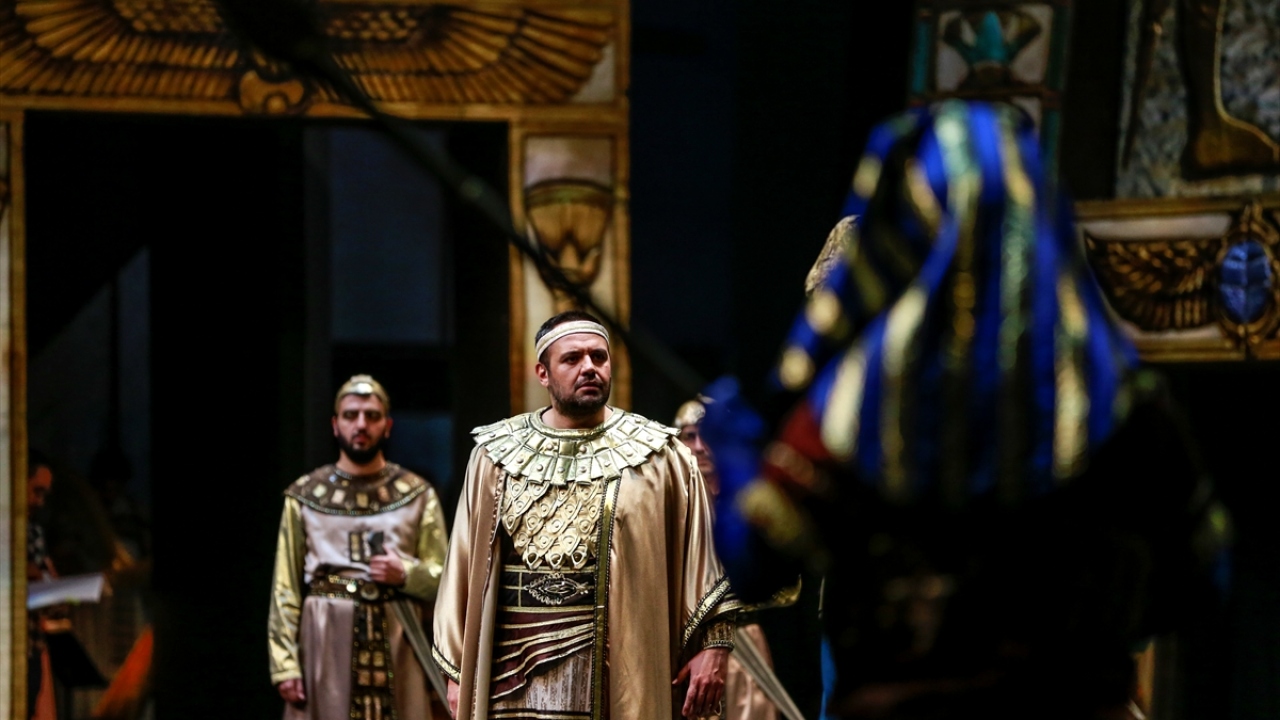 Eserin dekor tasarımı Özgür Usta, kostümleri Savaş Camgöz ve Gürcan Kubilay, ışık tasarımı ise Giavanni Pirandello imzası taşıyor.