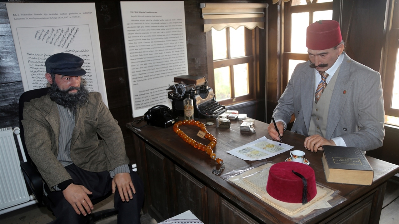 Muhtarlar Müzesi`nde muhtarların kullandığı festen kaskete, mühürden daktiloya, muhtar tüfeğinden tabancasına kadar çok sayıda eşya var.