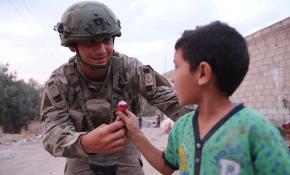 Terörden temizlenen Tel Halaf'ta Mehmetçik çocukların yüzünü güldürdü