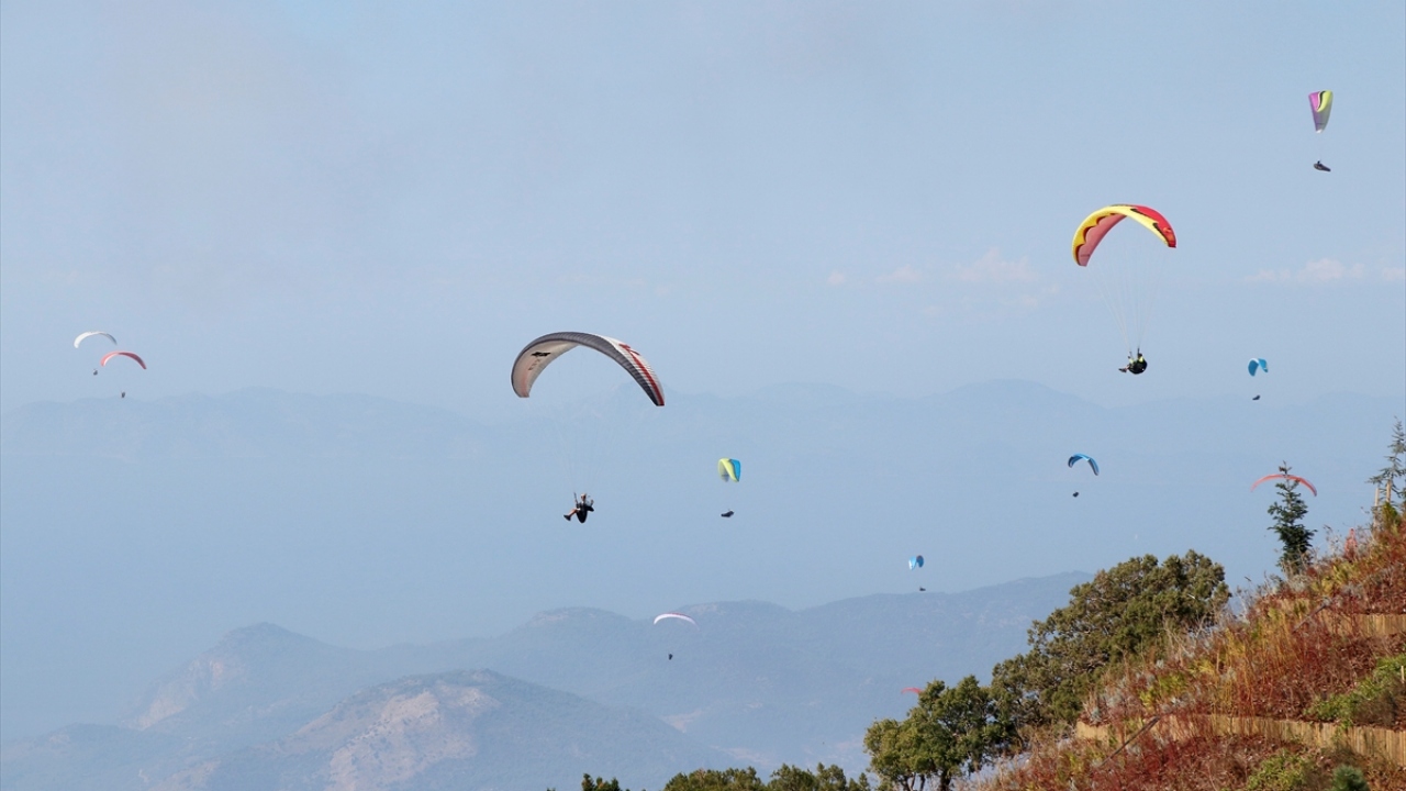 Akrobasi pilotlarının gösterileri, izleyenlere heyecan dolu dakikalar yaşatıyor.