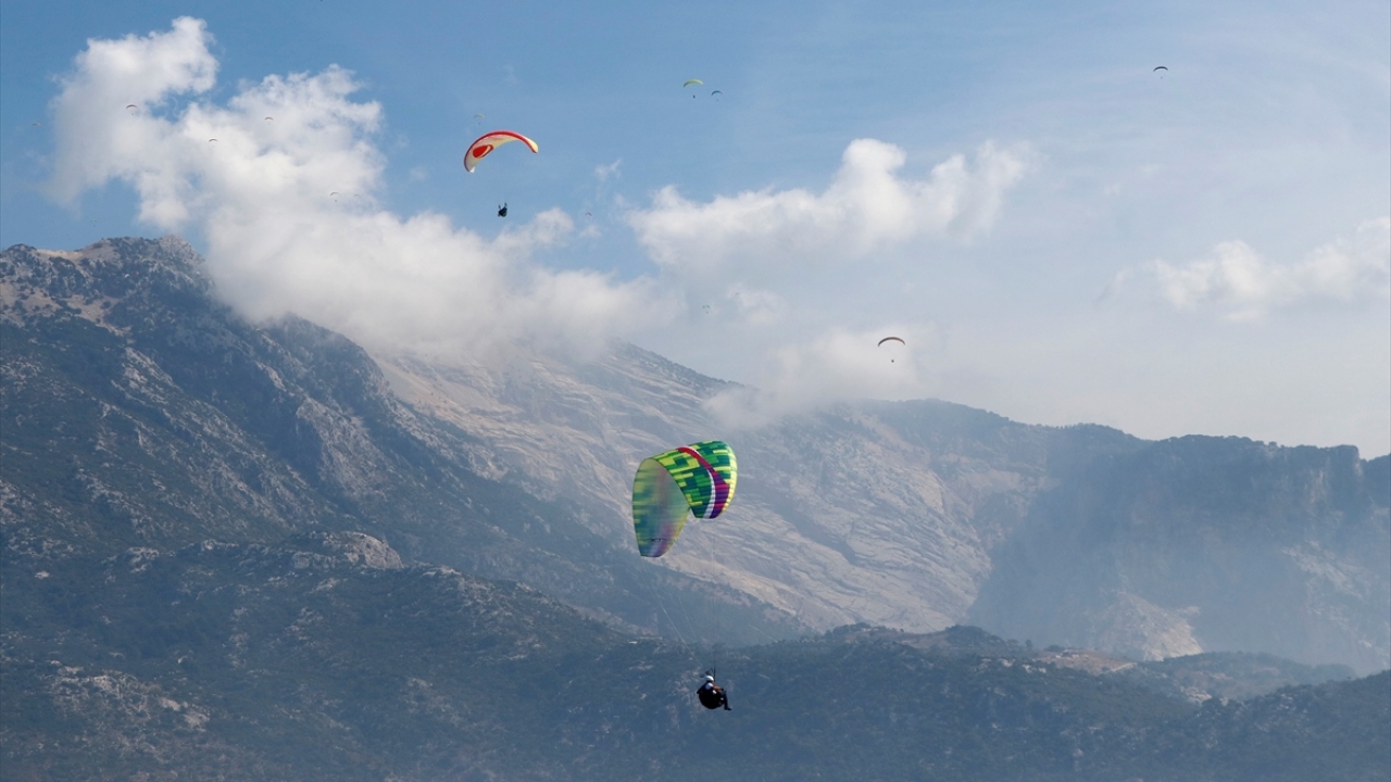 Festivale katılan akrobasi pilotları, gökyüzünde birbirinden ilginç gösteriler sergiliyor. 