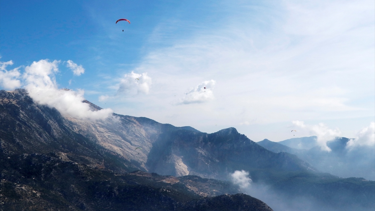 Muğla`nın Fethiye ilçesinde bu yıl 20`ncisi gerçekleştirilen Uluslararası Ölüdeniz Hava Oyunları Festivali`ne 70 ülkeden bin 200 paraşütçünün yanı sıra dünyanın en iyi akrobasi pilotları da katılıyor. 