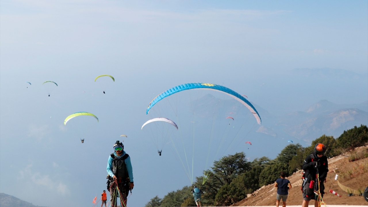 Rüzgarın geliş yönüne göre Babadağ`ın bin 200, bin 700, bin 800 veya bin 900 metre pistlerinden kalkış yapan yamaç paraşütü pilotları, eşsiz Ölüdeniz manzarasını seyretme imkanı buluyor.