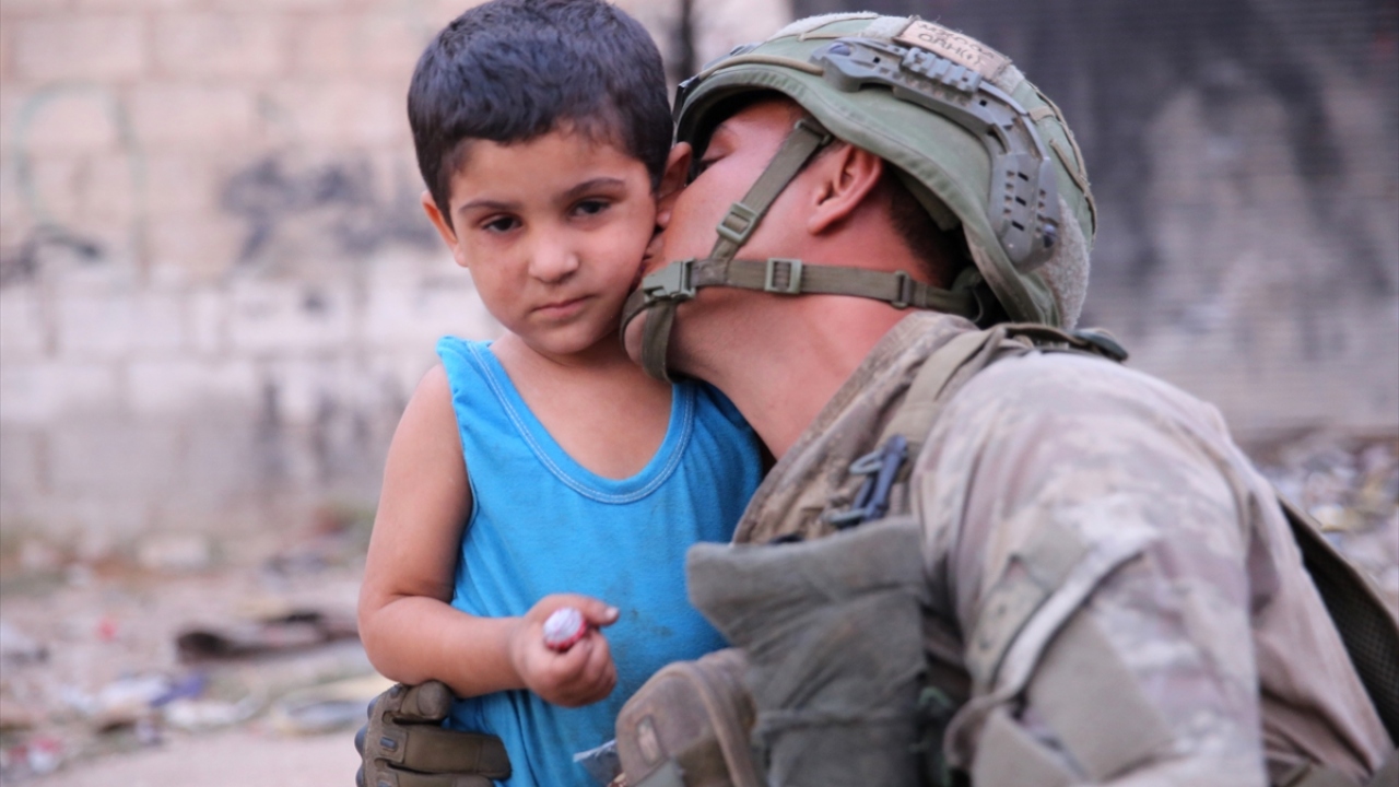 Mehmetçik, Rasulayn`ın batısındaki Tel Halaf Köyü`nde yıllarca terör örgütünün zulmüne maruz kalarak yaşam mücadelesi veren insanlarla buluştu.