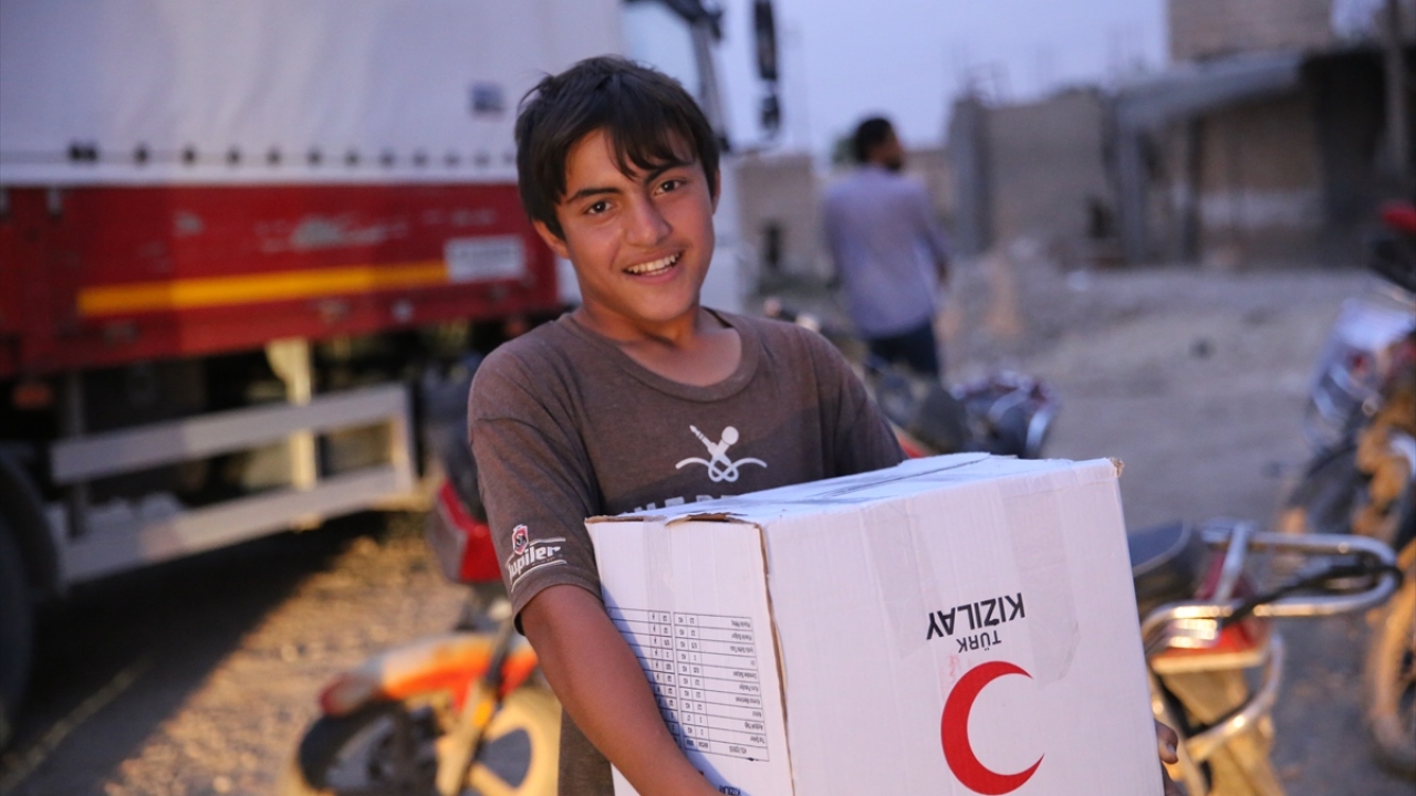 Dünyanın dört bir tarafındaki ihtiyaç sahiplerinin yanında olan Kızılay ve AFAD ekipleri, terör örgütünün pençesinden kurtulan insanları yalnız bırakmıyor.