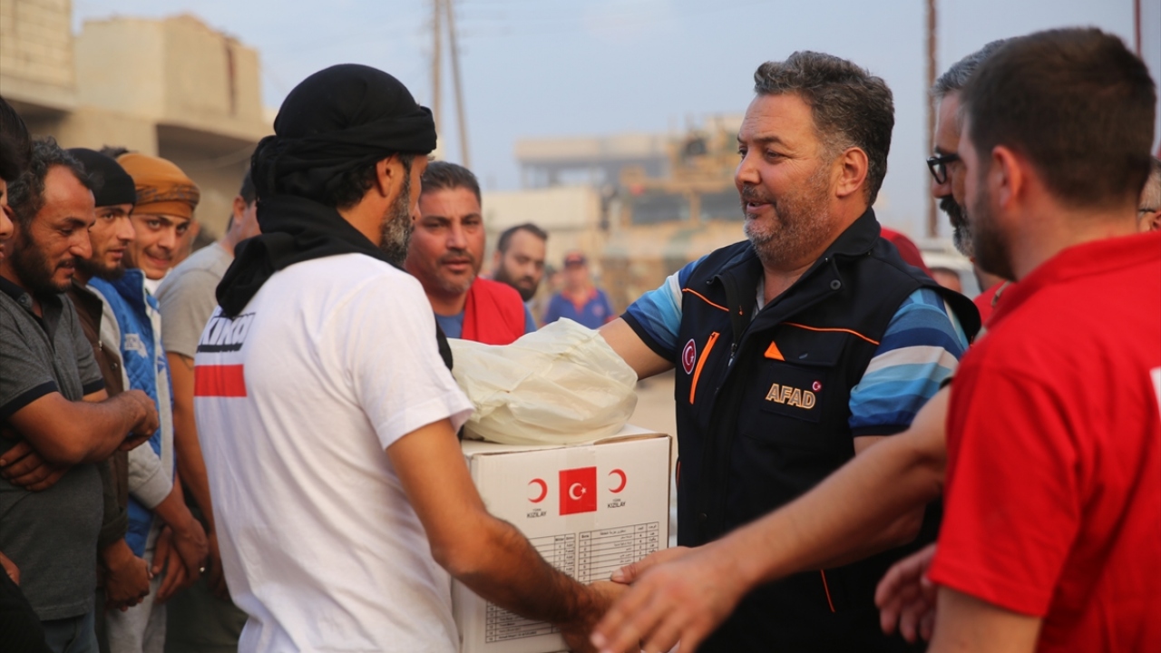 Rasulayn ilçesindeki Mahatta Mahallesi`ne ulaşan Kızılay ve AFAD ekipleri, yardım araçlarındaki gıda ve hijyen paketlerini sivillere dağıttı.