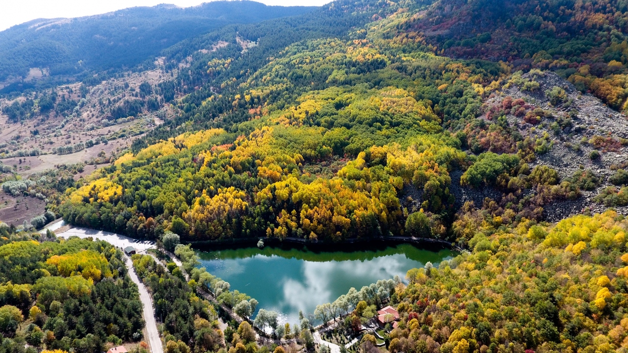 Ankara’nın Çubuk ve Kızılcahamam ilçelerinin arasında yer alan Karagöl, 2011 yılında tabiat parkı statüsü aldı.
