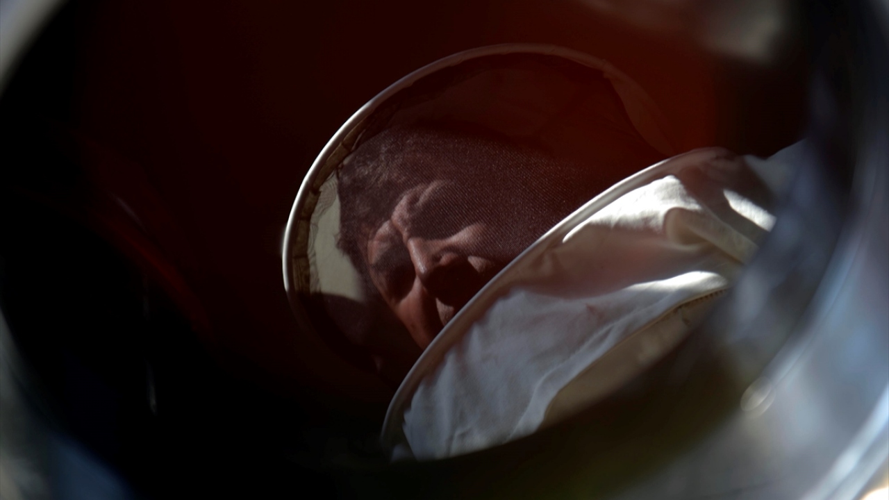 Kentteki arıcılar, son yıllarda bu arı ırkının soğuklara dayanıklılığını göz önünde bulundurarak kovanlarını kış mevsiminde kar altında kışlattı.