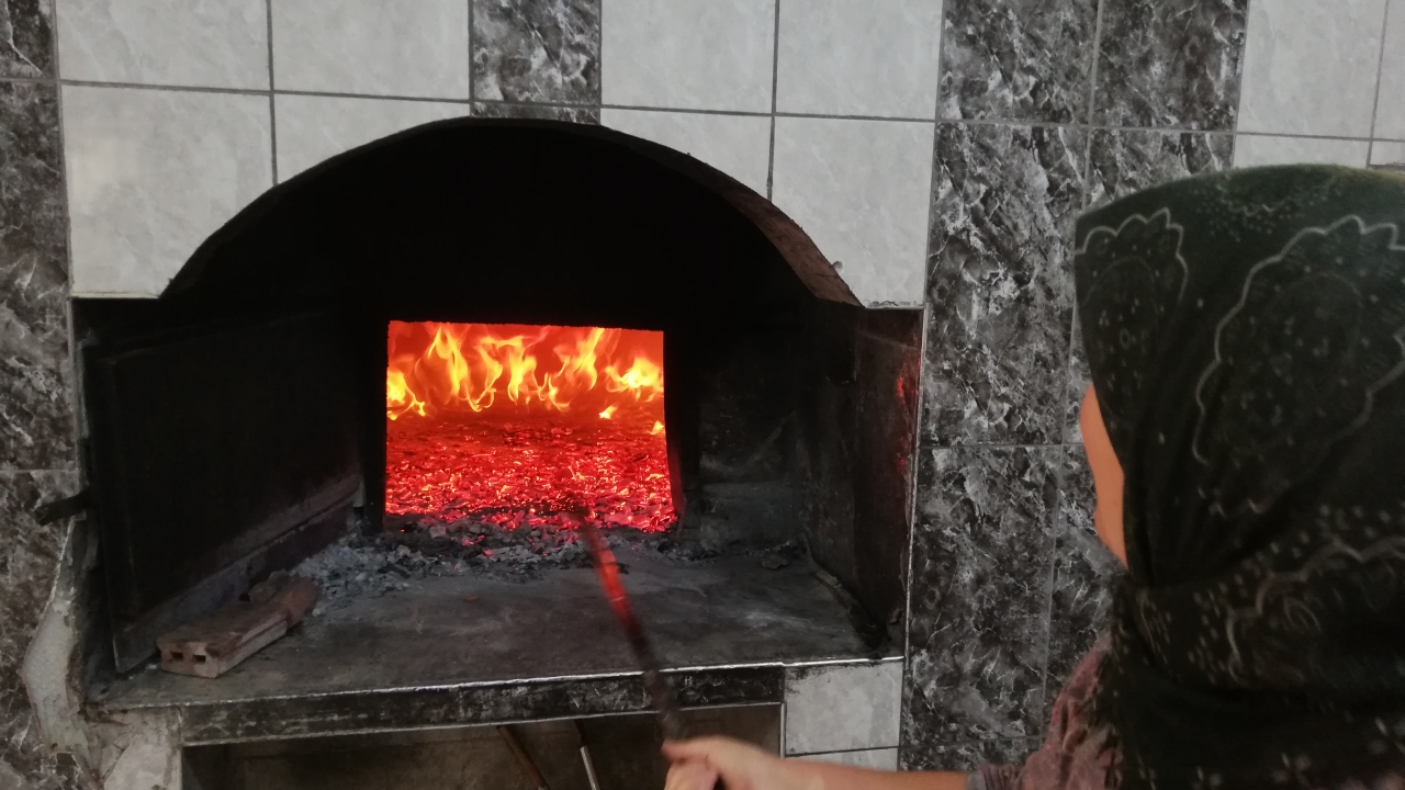 Kadınların maharetli elleriyle ve doğal malzemelerle hazırlanan ekşi mayalı köy ekmekleri, pek çok il ve ilçeden gelen aracılar tarafından tüketicilere ulaştırılıyor. 