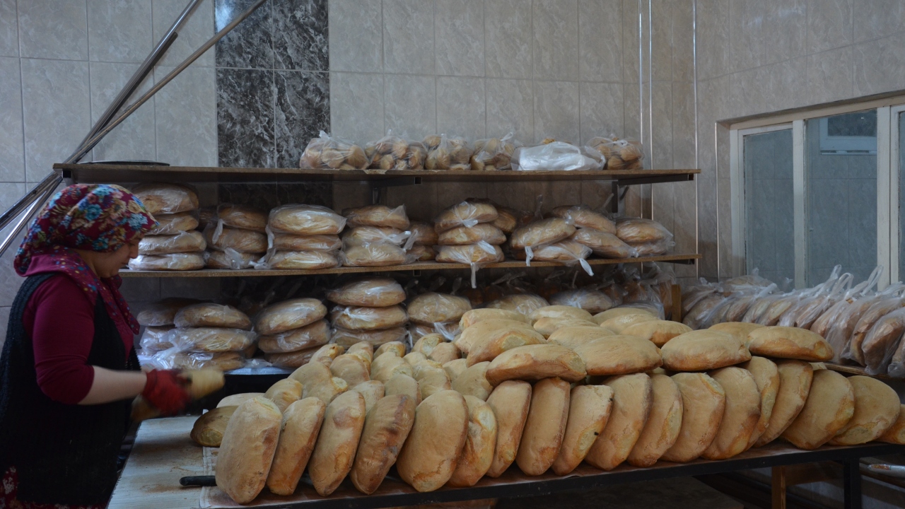 Manisa`nın Demirci ilçesine bağlı 973 kişinin yaşadığı Mahmutlar Mahallesi`nde, sadece kadınların çalıştığı 14 fırında günde ortalama 14 bin ekmek üretiliyor.