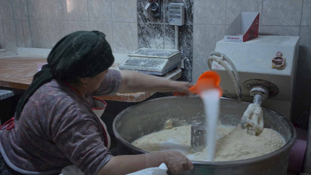 Demirci`ye 10 kilometre uzaklıktaki Mahmutlar, kadınların iş gücüne katkısıyla dikkat çekiyor.
