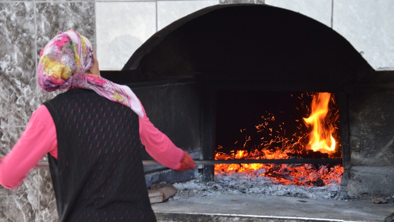 Ekşi maya ekmeğiyle tanınan mahallede 14 fırın var.