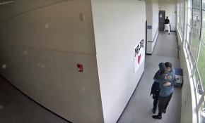 Futbol koçu, silahlı genci sarılarak durdurmuş