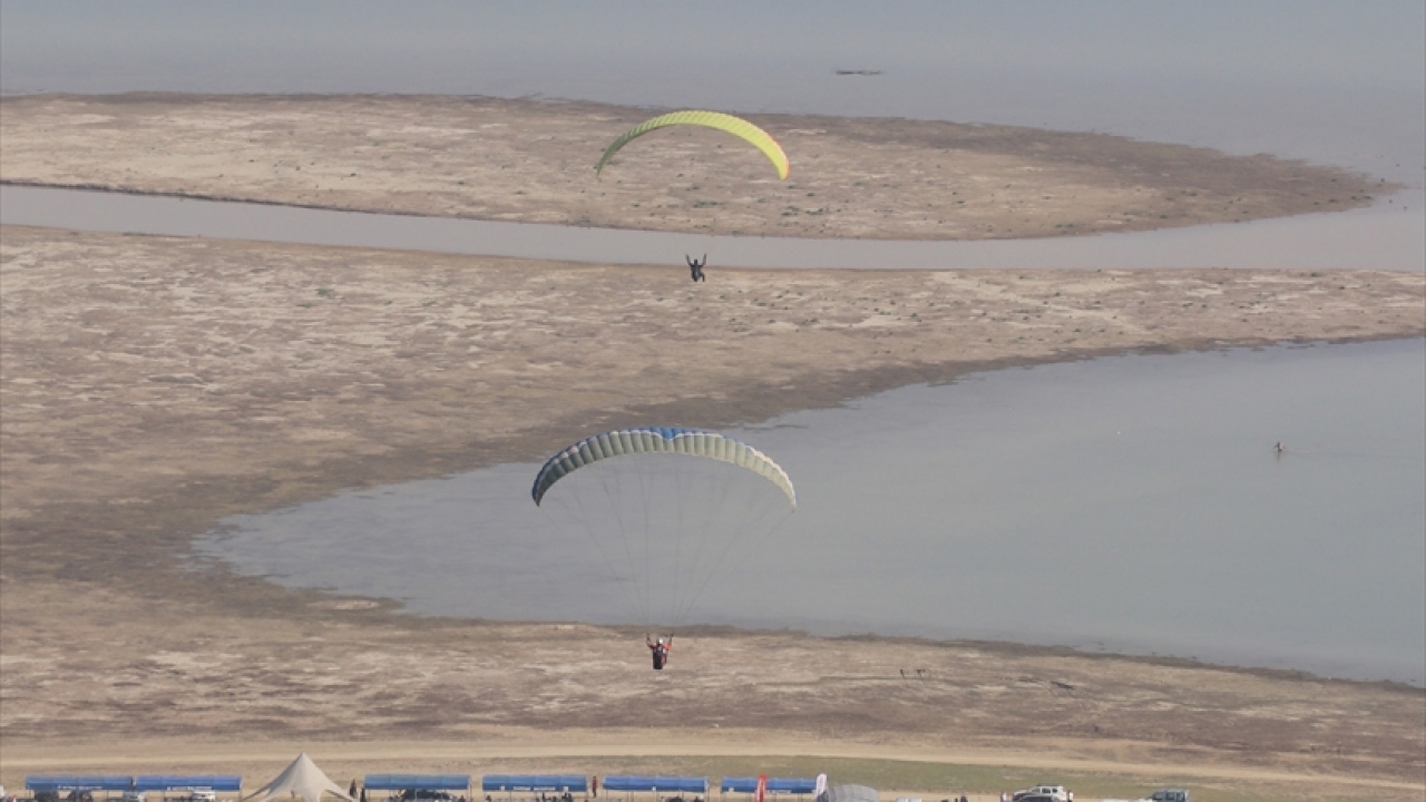 Festivale yoğun ilgi gösteren vatandaşlardan bazıları da sporcularla atlayış yaptı.