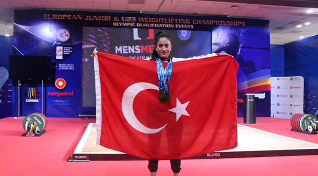 Altın madalyayı Mehmetçiğe armağan etti