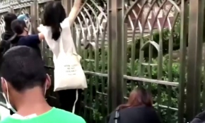 Hong Kong'da maskeli protestocular boya sıkılan camiyi temizledi