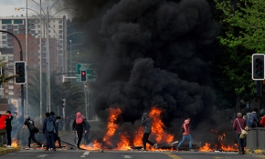 Şili'deki zam protestoları şiddetli ayaklanmaya dönüştü