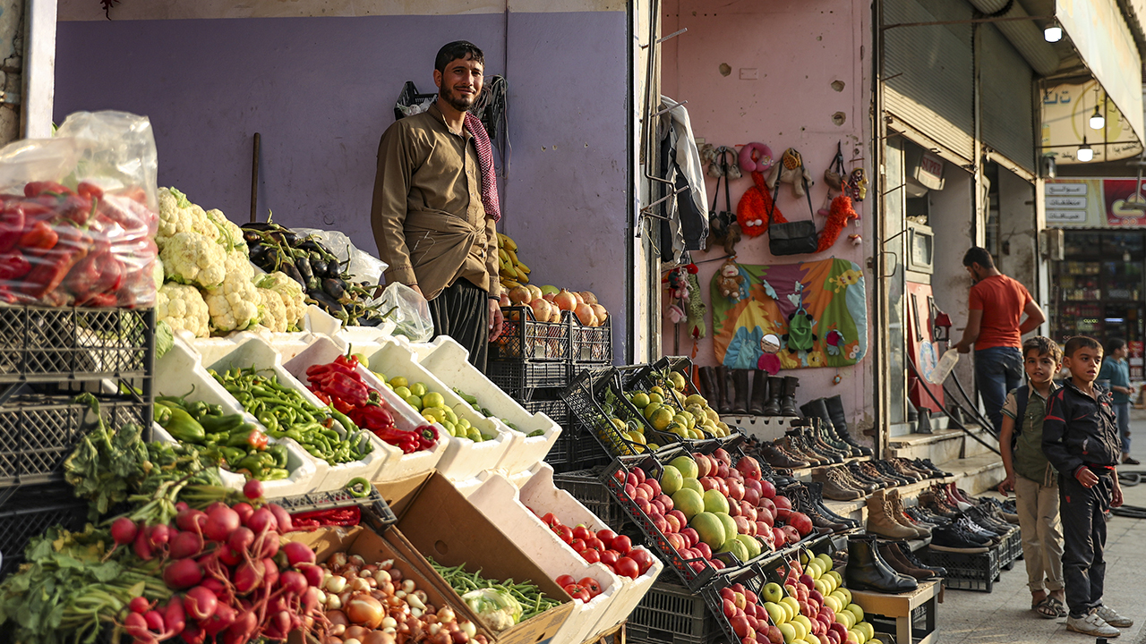 El-Bab esnafı, merkez çarşısında kurdukları meyve sebze tezgahlarında satış yapıyor.